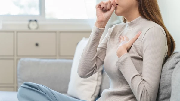 É uma infecção pulmonar que se desenvolve de forma mais lenta e com sintomas leves ou pouco característicos