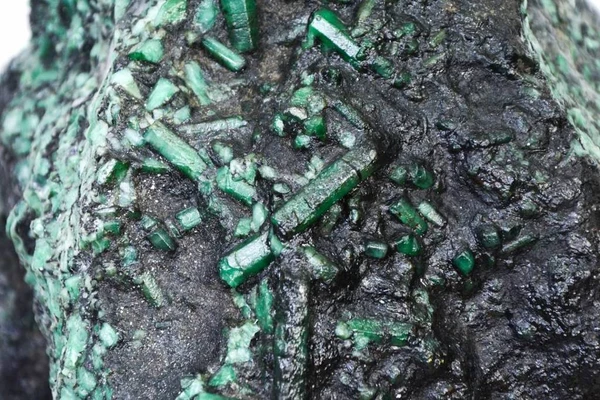 A peça é uma canga de esmeralda de formação rochosa com alta concentração de cristais 