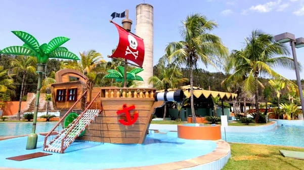 As crianças se divertem nos brinquedos aquáticos da Praça das Águas, destaque do Blue Tree.