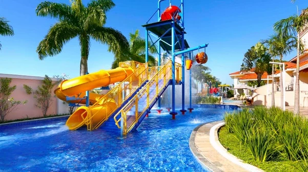 Sete piscinas, playground aquático, espaços temáticos… Tem muita diversão na hospedagem!