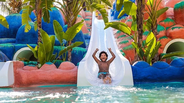 No Hot Beach Resort, os hóspedes têm acesso ilimitado ao parque aquático Hot Beach