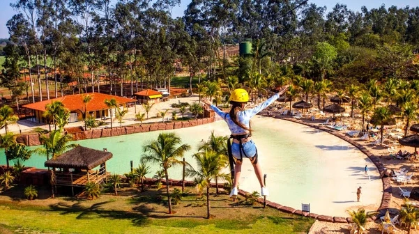 O parque aquático de águas quentinhas é um dos destaques do Barretos Country Resort