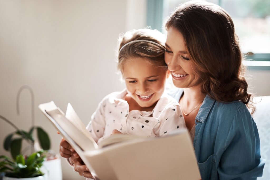 Os pais devem reservar momentos de atenção exclusiva para a criança mais velha, mesmo com as demandas do filho mais novo (Imagem: PeopleImages.com &#8211; Yuri A | Shutterstock)