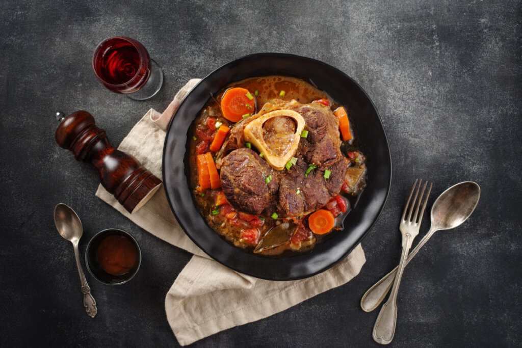 Ossobuco com cenoura (Imagem: FoodAndPhoto | Shutterstock)
