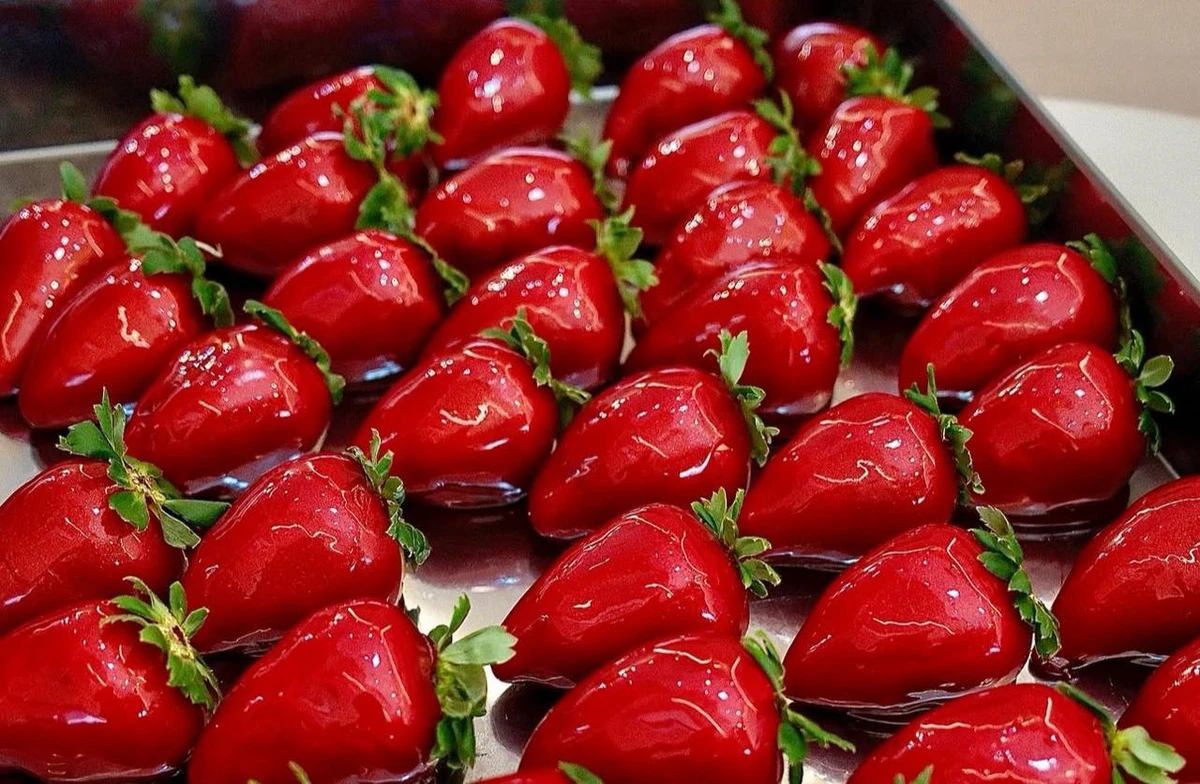 Morangos do amor da confeitaria Mi Doces, por Millena Moreira, em Vila Velha  por Reprodução/Instagram @midocesconfeitaria