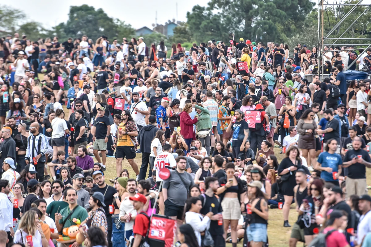 Movimentação de público, no Festival Lollapalooza Brasil, realizado no autódromo de Interlagos, zona sul de São Paulo