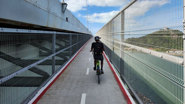 Com ciclovias integradas, bicicletas infantis e acesso pela Terceira Ponte, sistemas de bikes compartilhadas oferecem passeios para todas as idades