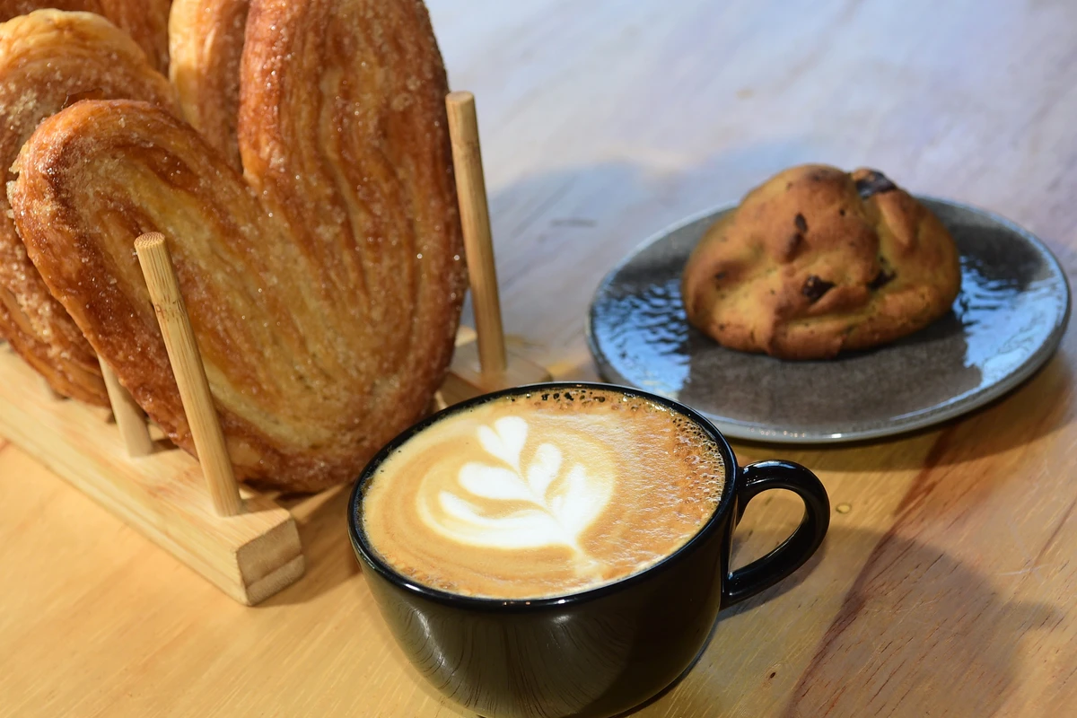 Palmier (à esq.) e flat white (espresso + leite vaporizado)   por Carlos Alberto Silva