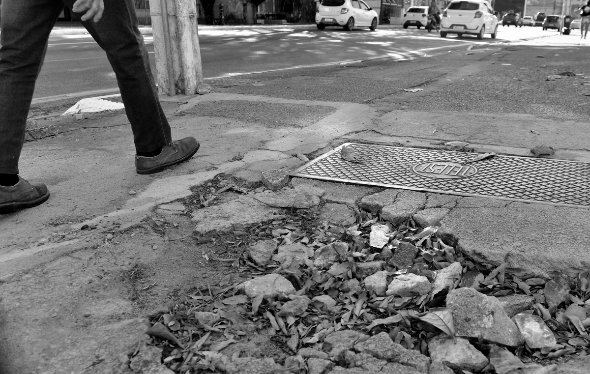 Calçadas esburacadas na Avenida Beira Mar, Vitória