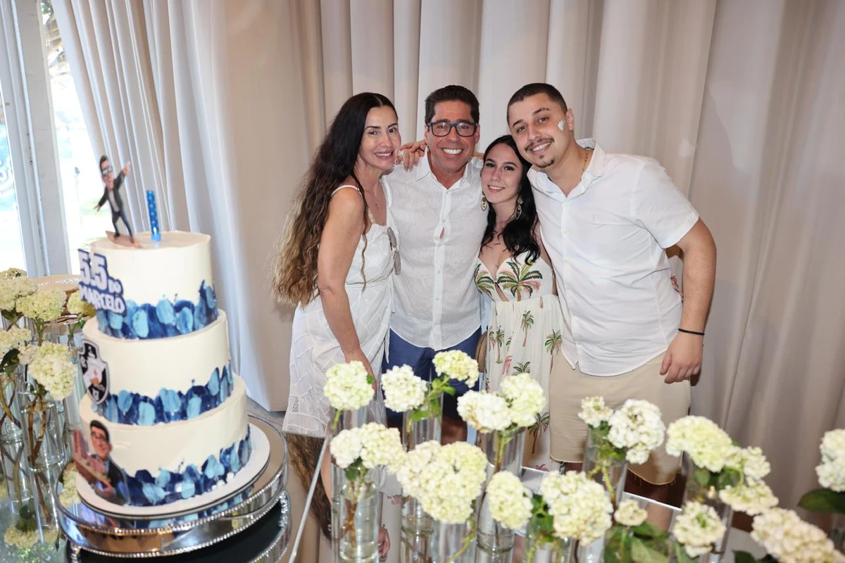 Marcelo Santos, a esposa Shirlene Santos, acompanhados do filho Guilherme Santos e sua namorada Sofia Westphal Negrão