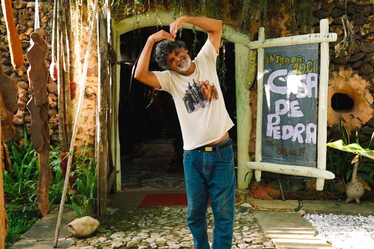 O artesão Neuso Ribeiro tem a famosa Casa de Pedra, na Vila das Artes
