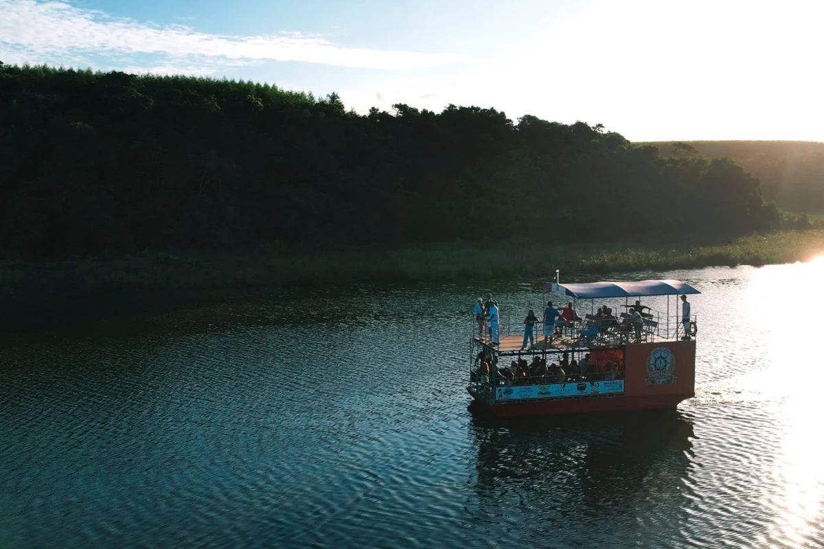 Os passeios de chalana na Lagoa Juara chamam atenção em Jacaraípe 