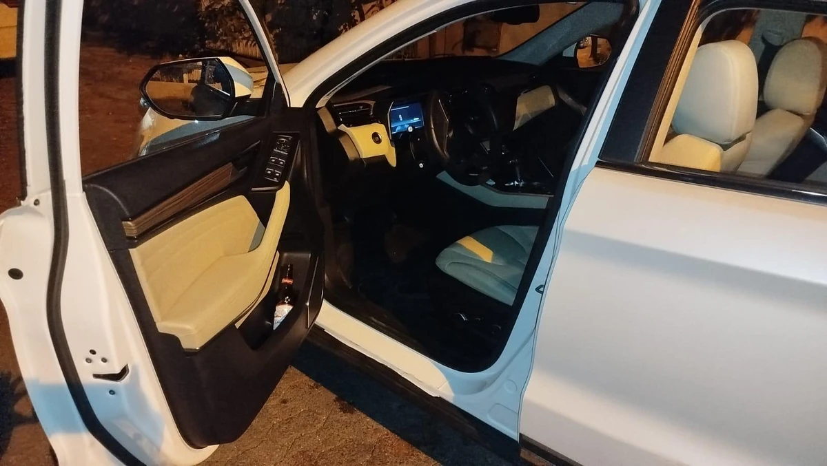 PM encontrou garrafa de cerveja na porta ao lado do motorista do carro preso em Colatina