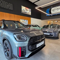 Nova versão do utilitário esportivo estreia com motor 2.0 turbo de 317 cv, rodas de 19” com design exclusivo e interior minimalista