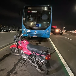 Colisão ocorreu no começo da noite desta quinta-feira (24) no sentido Vitória - Vila Velha, condutor morreu no local