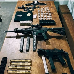 Com os cinco detidos foram apreendidas uma carabina e uma submetralhadora, armas de alto poder de destruição, segundo a polícia; grupo é suspeito de tentativa de homicídio