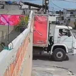 Câmeras de segurança flagram momento da batida ocorrida em Marataízes; condutor da moto se feriu, já o motorista do caminhão passa bem