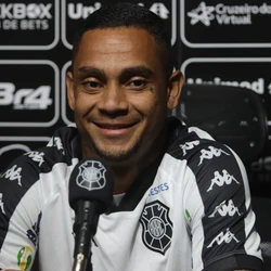 O lateral contou que pode atuar tanto na linha de quatro defensores como mais avançado, como ala, dependendo do esquema tático