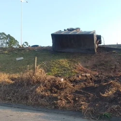 O acidente aconteceu na madrugada desta quinta-feira (24) e o destombamento/retirada do veículo foi feito ao longo da tarde