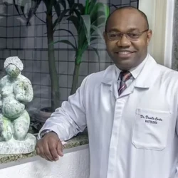 Na sentença, o médico é acusado de aproveitar a posição de autoridade e a relação de confiança estabelecida com as pacientes para cometer os crimes em ambientes hospitalar e ambulatorial