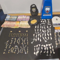 PM chegou ao local ao observar adolescente em ação suspeita entrando no estabelecimento, onde todos os envolvidos estavam embalando drogas para tráfico