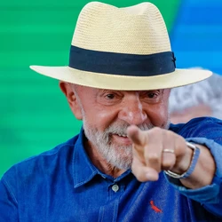 Presidente criticou adversário, nesta quinta-feira (24), por não ter repassado faixa presidencial em 2023