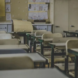 Os alunos de 5° ano contaram aos familiares sobre agressões e falas racistas ditas pela professora durante a aula; episódio ocorreu na última terça (22)