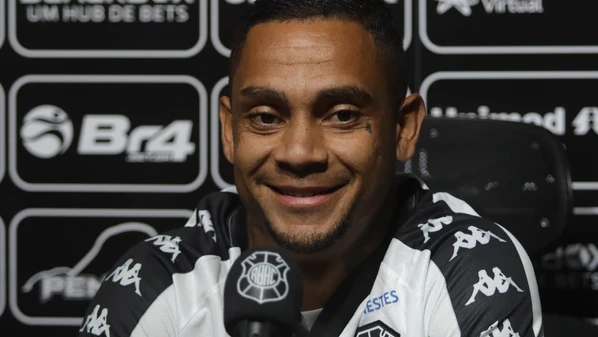 O lateral contou que pode atuar tanto na linha de quatro defensores como mais avançado, como ala, dependendo do esquema tático