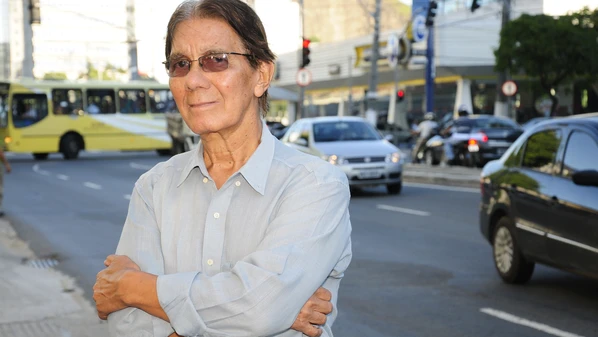 Reencontrei Esdras no grupo “Os Legais” formado por jornalistas da velha guarda da imprensa capixaba que se reúne, uma vez por mês, para almoçar e recordar, com saudades e bom humor, os tempos das linotipos e da paginação em chumbo