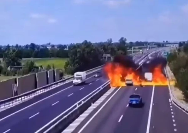 Avião cai no meio de estrada na Itália e acidente deixa dois mortos