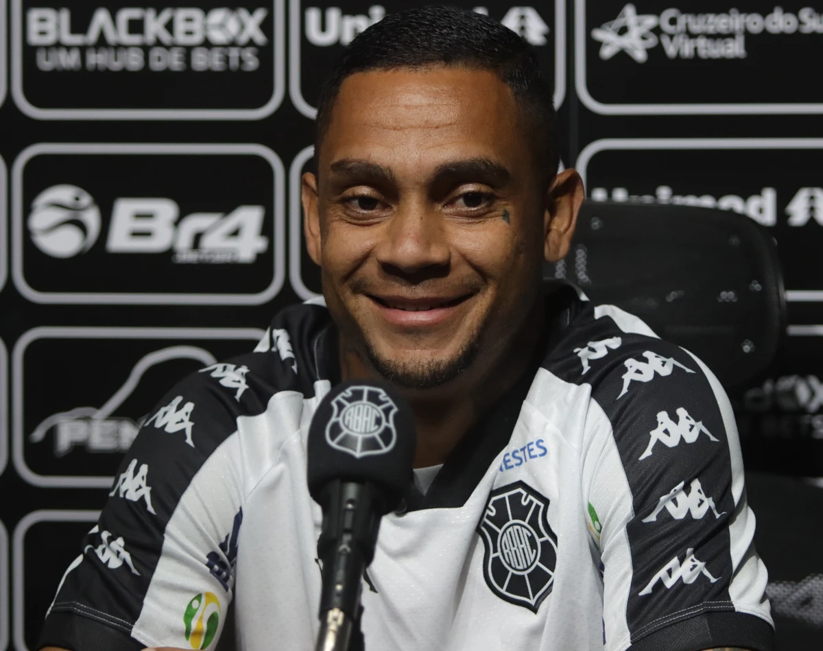 Bryan Garcia é oficialmente apresentado 