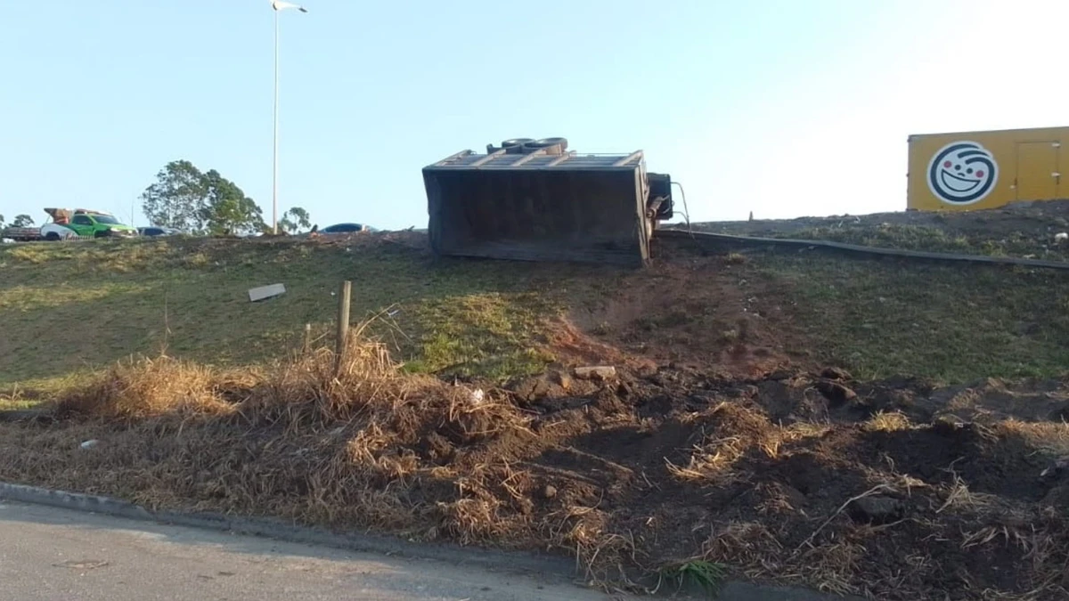 Carreta tombou na Rodovia do Contorno (BR 101), na Serra