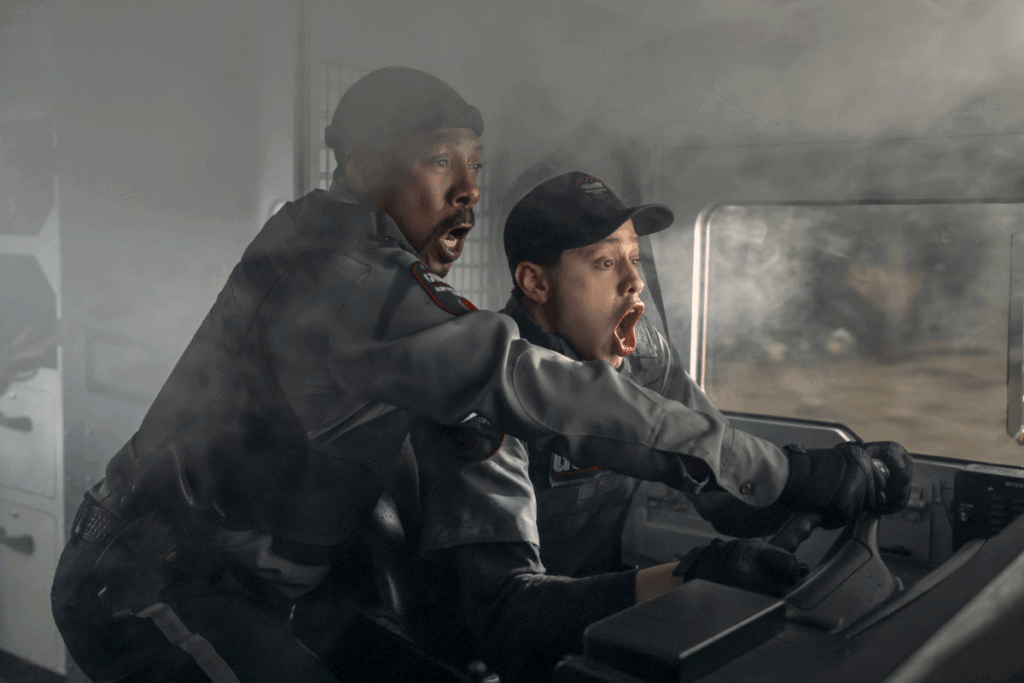 Em “A última missão”, Russel e Travis correm contra o tempo para sobreviver a um assalto (Imagem: Reprodução digital | Prime Video)