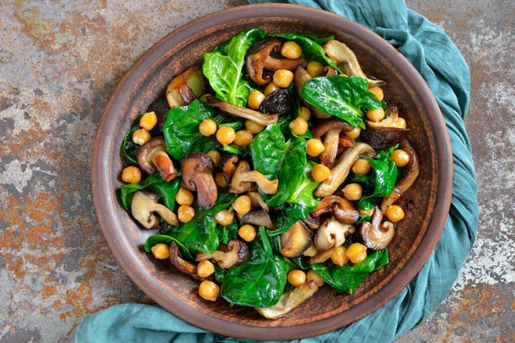 Salada de espinafre, grão-de-bico e cogumelo (Imagem: Fortyforks | Shutterstock)