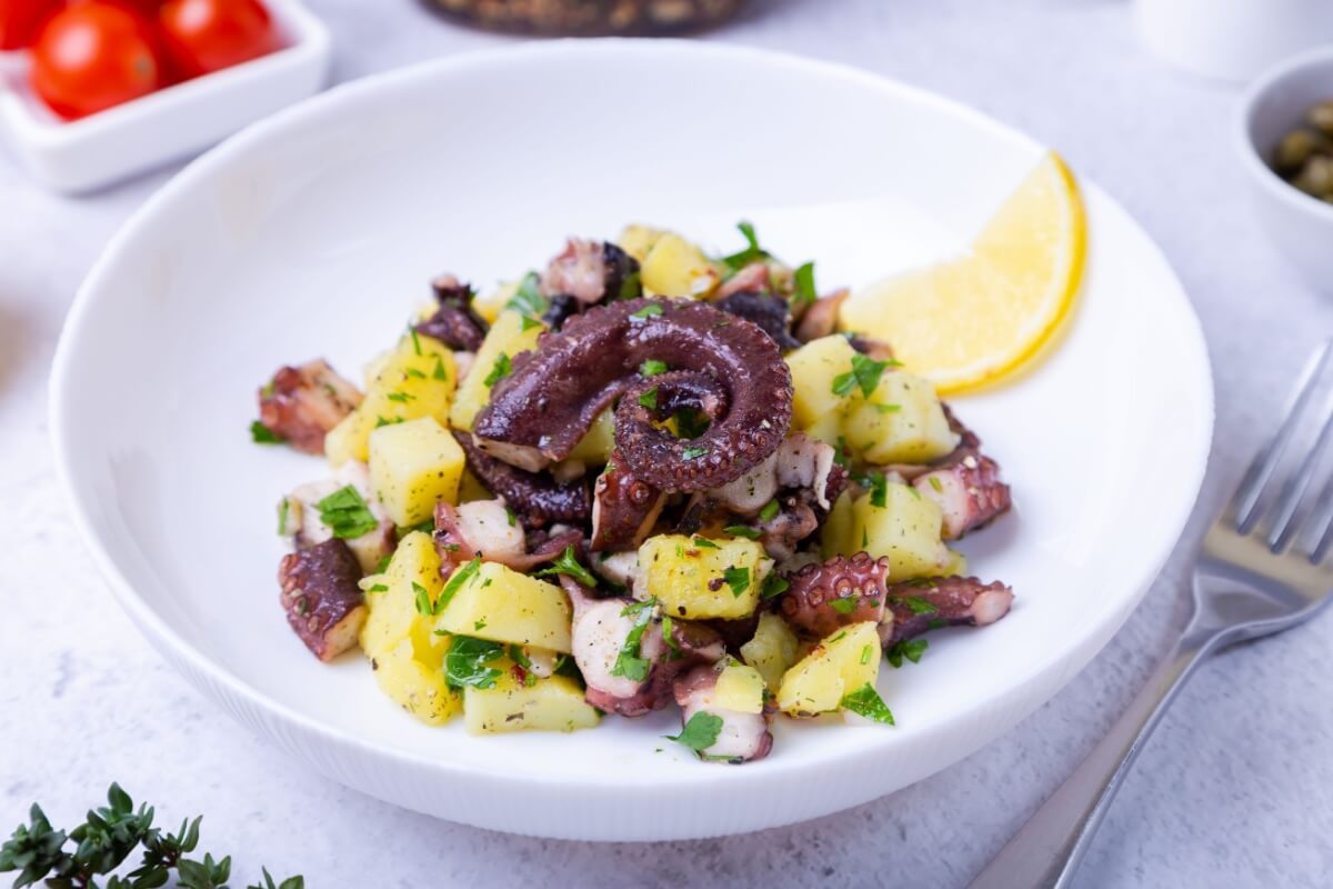 Salada de polvo com batata (Imagem: tasha_lyubina | Shutterstock)