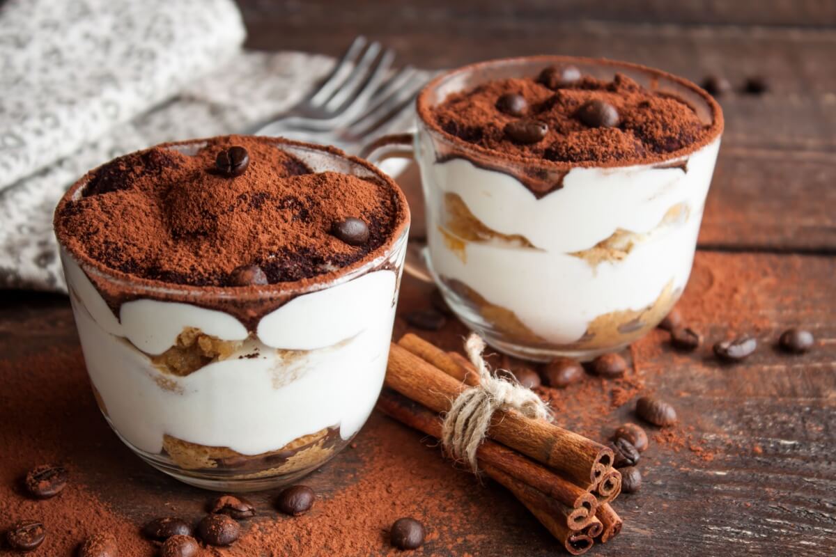 Tiramisù proteico na taça (Imagem: YuliiaHolovchenko | Shutterstock)