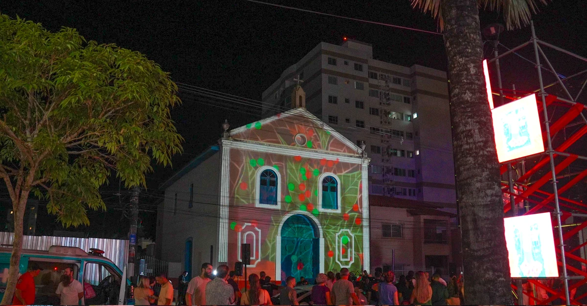 Obra de Nice Avanza em projeção mapeada na Igreja Velha, em Linhares