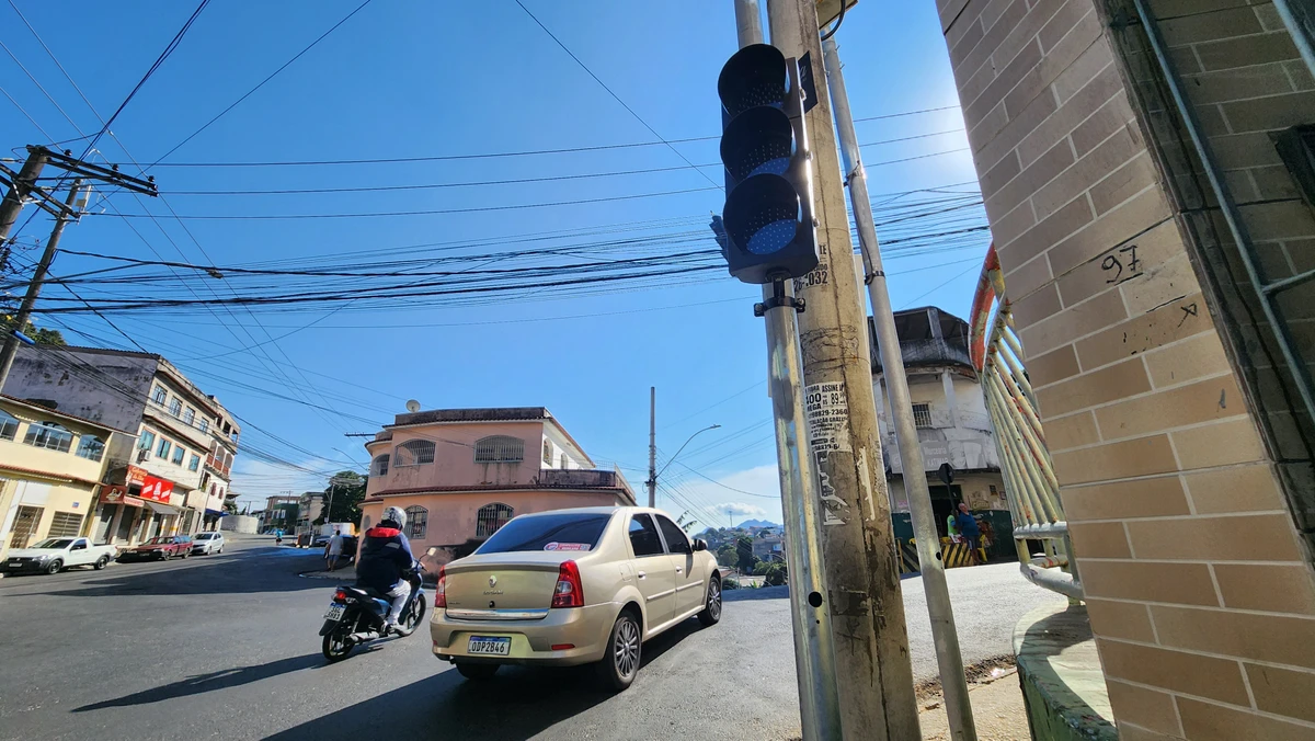 Prefeitura de Vitória instala semáforos em cruzamento movimentado de Caratoíra por Fernando Madeira