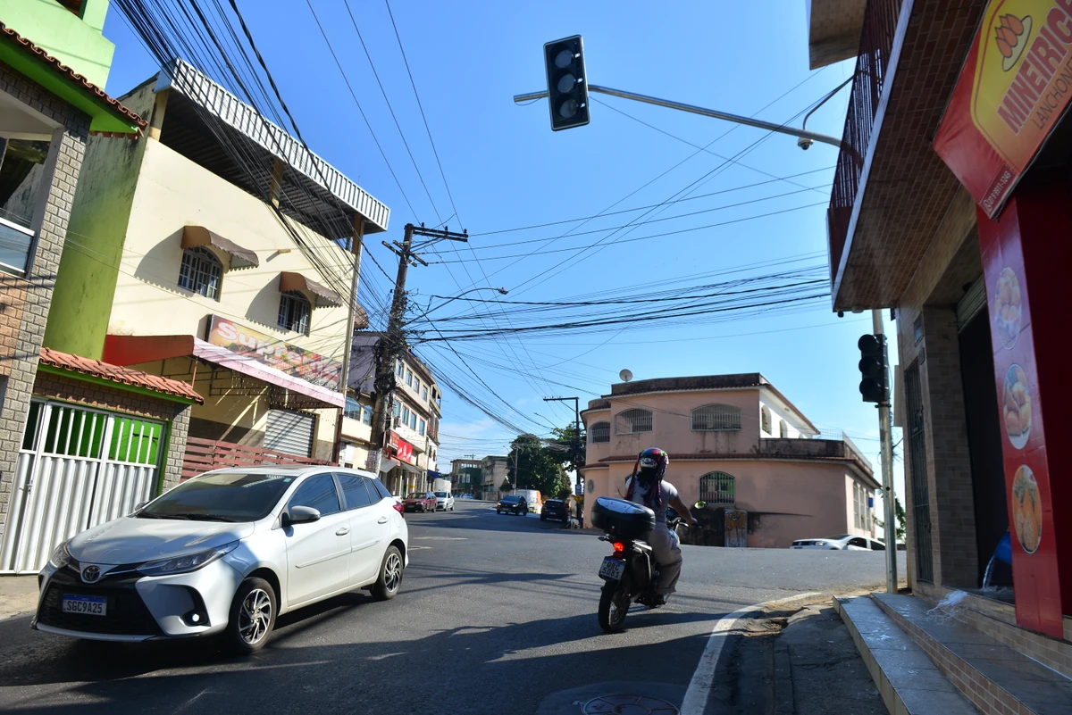 Prefeitura de Vitória instala semáforos em cruzamento movimentado de Caratoíra por Fernando Madeira