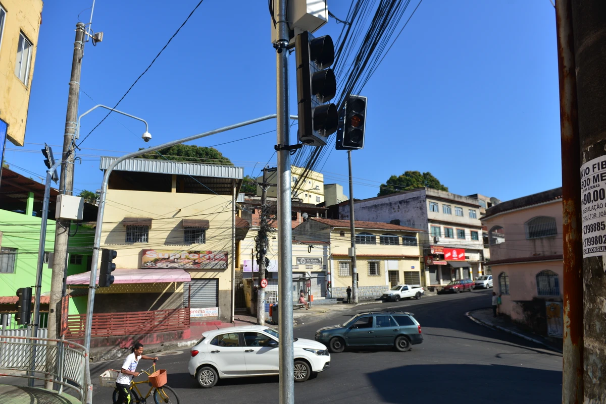 Prefeitura de Vitória instala semáforos em cruzamento movimentado de Caratoíra por Fernando Madeira