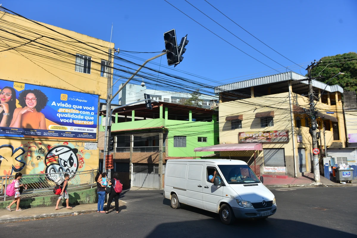 Prefeitura de Vitória instala semáforos em cruzamento movimentado de Caratoíra