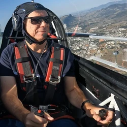 A bordo do ágil Extra EA-300 nas cores vermelha e azul, um empresário cachoeirense conta vivências na modalidade radical que descobriu em meio à rotina de trabalho e que atrai olhares incrédulos aos finais de semana na cidade