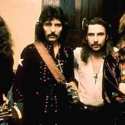 Ao desacelerar o blues e brincar com o imaginário do ocultismo, a banda de Birmingham foi pioneira em um gênero.
