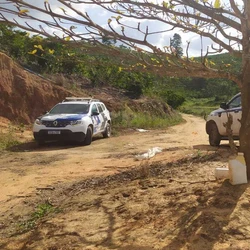 Após constatarem a presença da vítima, os policiais encontraram marcas de sangue e cápsulas deflagradas de munições pelo chão em frente ao poço