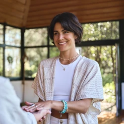 Elegância de verdade aparece nos gestos simples: agradecer, sorrir, tratar bem, cuidar do que não é seu