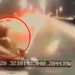 Imagens mostram momento em que moto tenta ultrapassagem, esbarra em carro e vai parar debaixo de coletivo do Transcol