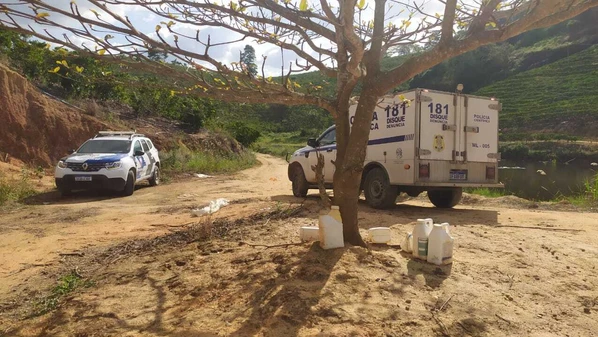 Após constatarem a presença da vítima, os policiais encontraram marcas de sangue e cápsulas deflagradas de munições pelo chão em frente ao poço
