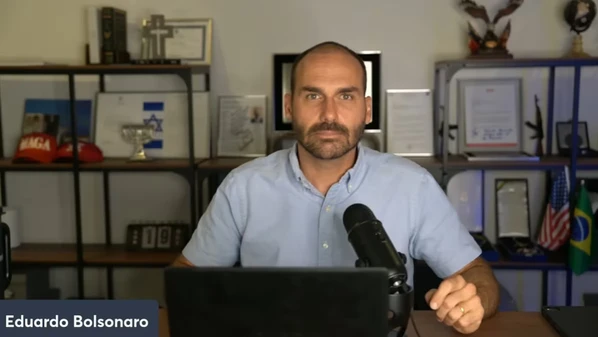 "É hora dos homens tirarem os adultos da sala", escreveu Eduardo nas redes sociais neste domingo (27), a cinco dias do início da aplicação de tarifas de 50% dos Estados Unidos a produtos brasileiros