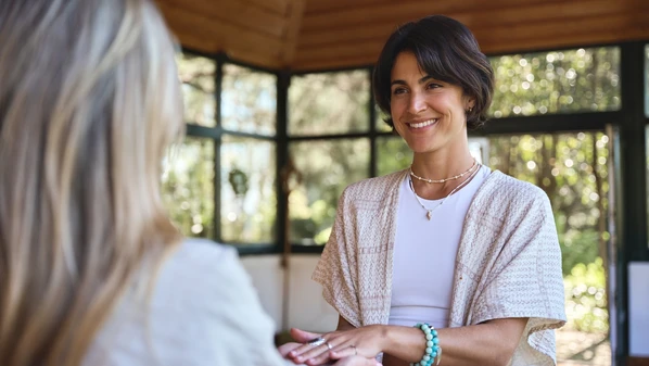Elegância de verdade aparece nos gestos simples: agradecer, sorrir, tratar bem, cuidar do que não é seu