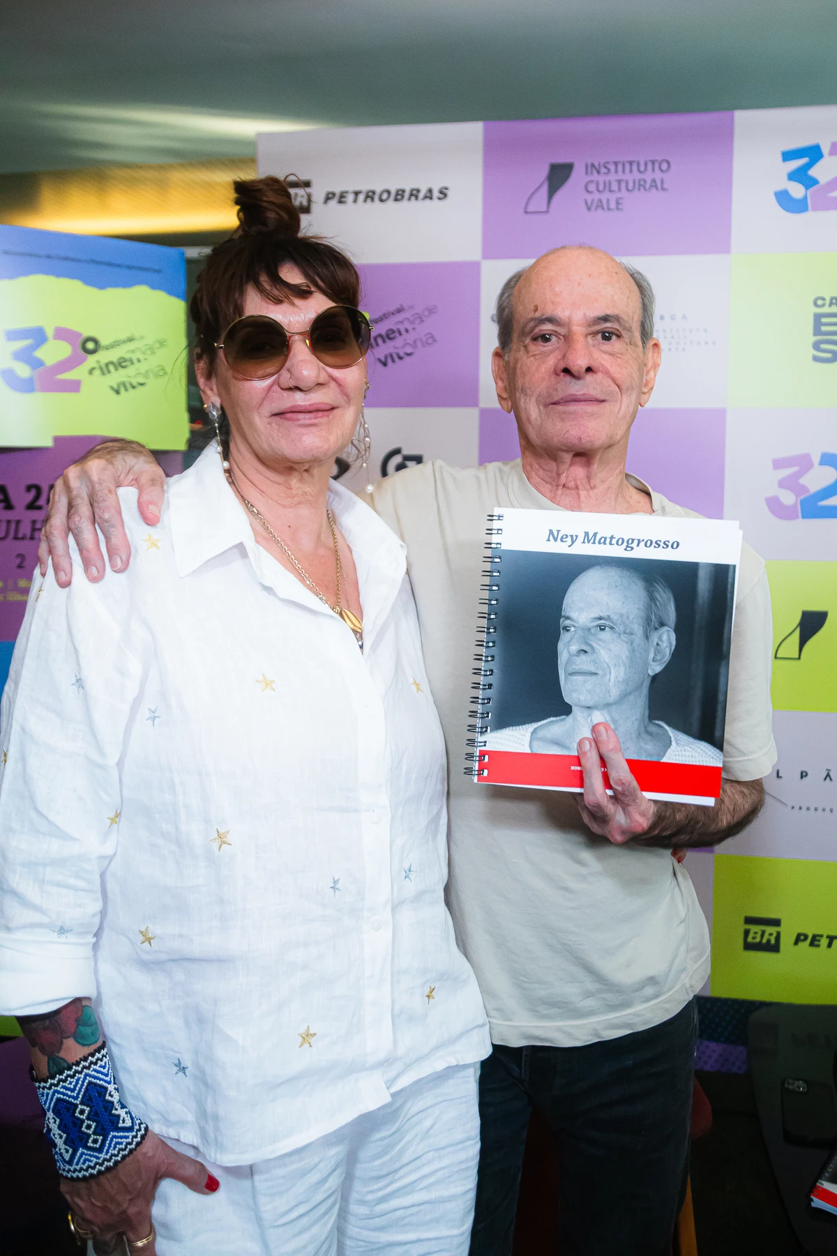 A diretora-geral do FCV Lucia Caus e o homenageado Ney Matogrosso